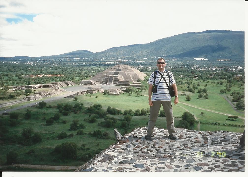 2.Na pyramíde Slnka s výhľadom na pyramídu Mesiaca